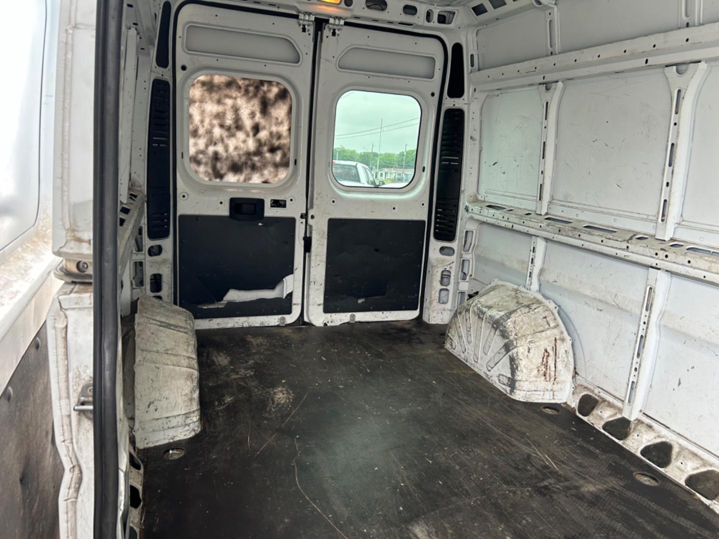 2018 White RAM Promaster 2500 High Roof Tradesman 159-in. WB (3C6TRVDG6JE) with an 3.6L V6 engine, 6A transmission, located at 1687 Business 35 S, New Braunfels, TX, 78130, (830) 625-7159, 29.655487, -98.051491 - Photo#5